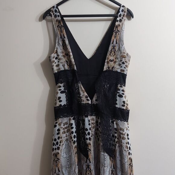 Stunning Bebe NWOT flowy maxi tired dress with lace details animal print… - Picture 3 of 17